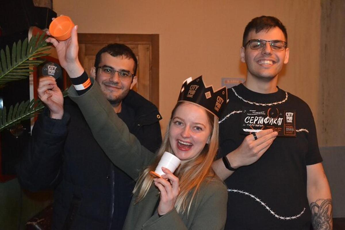 un gruppo di persone che posano per una foto