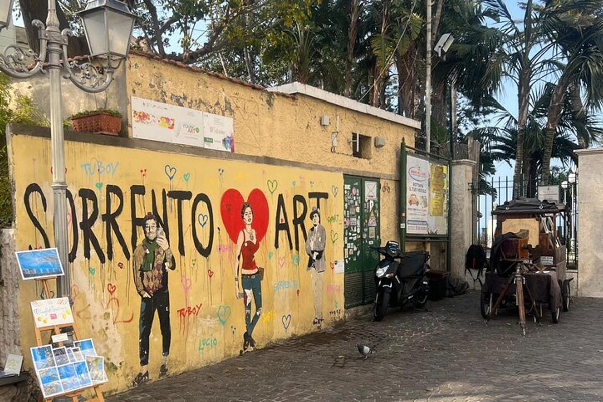 Un edificio con grafitis en el costado.
