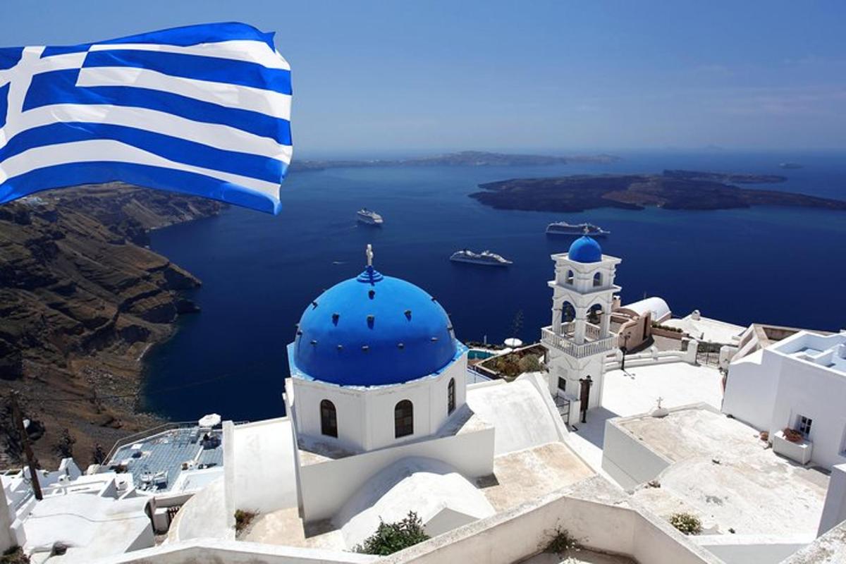 uma bandeira hasteada sobre um edifício branco com uma cúpula azul