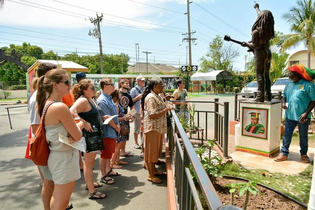 Una multitud de personas de pie alrededor de una estatua