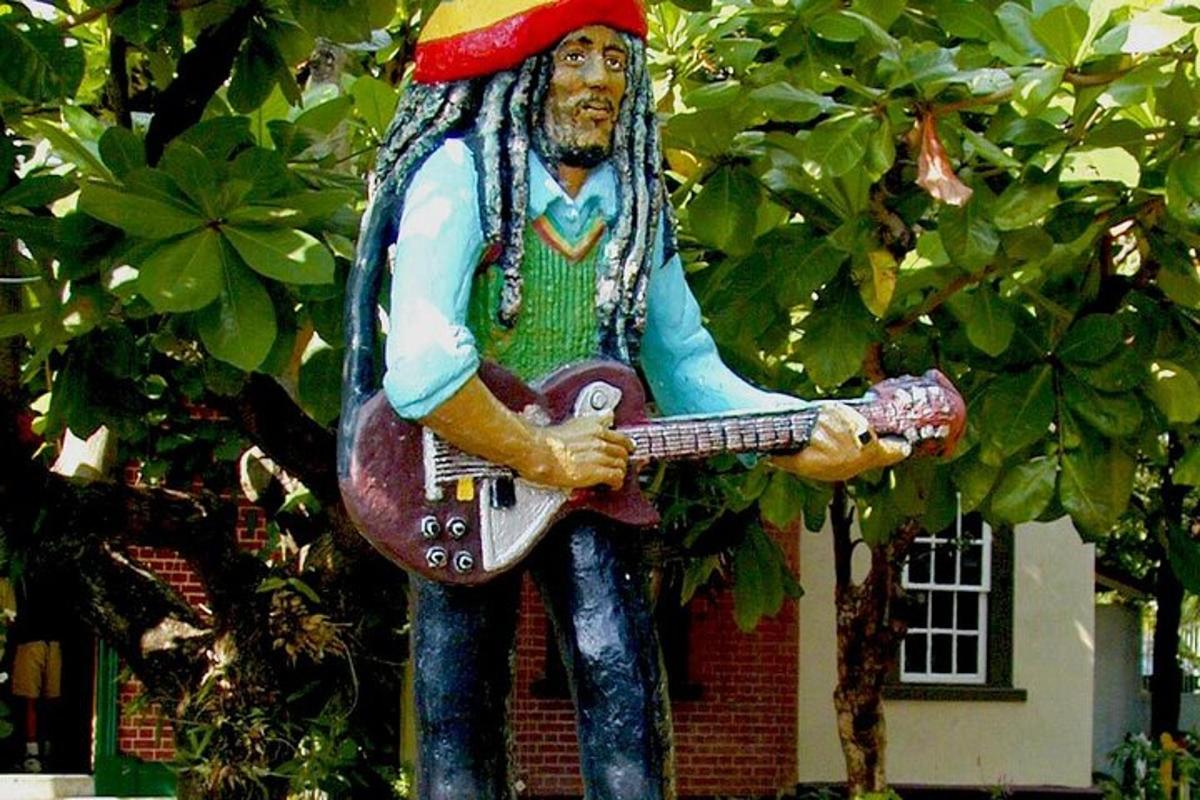 una estatua de un hombre tocando una guitarra