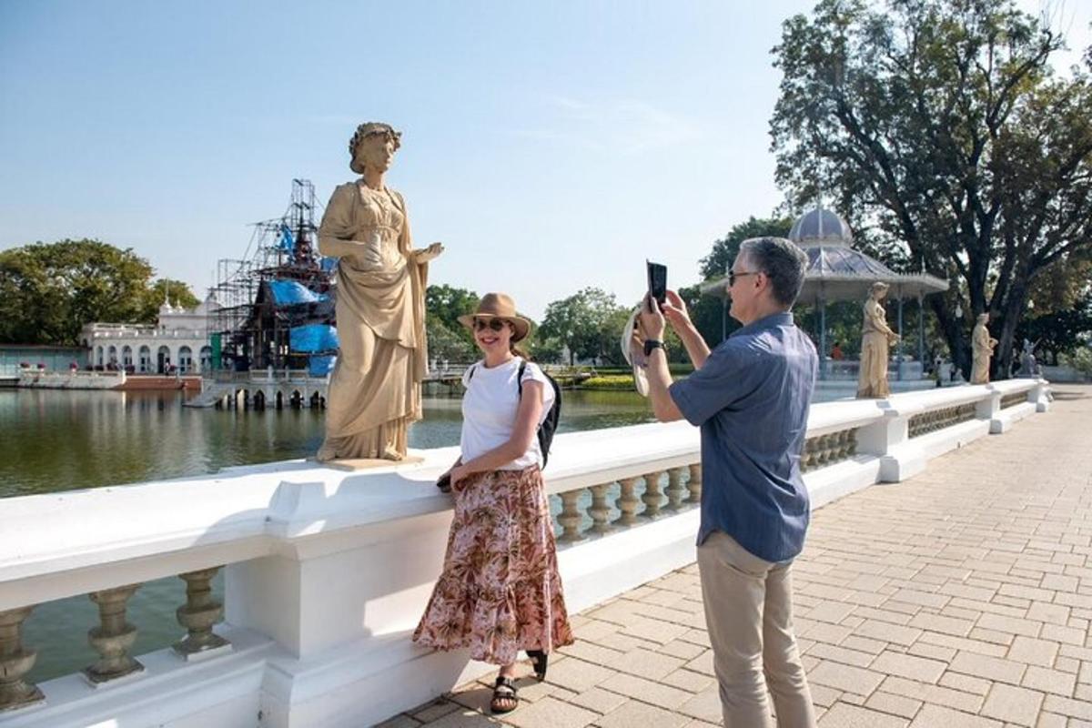 muž fotografujúci ženu fotografujúcu sochu