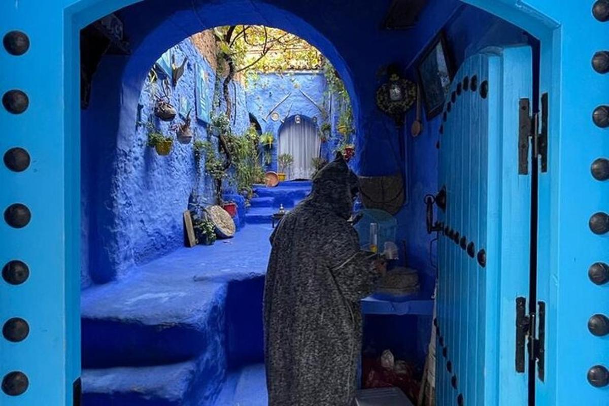 seorang wanita berjalan ke dalam bilik biru dengan salji