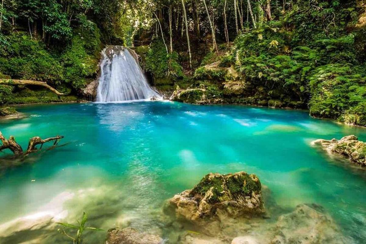 una cascata in mezzo a una piscina di acqua blu