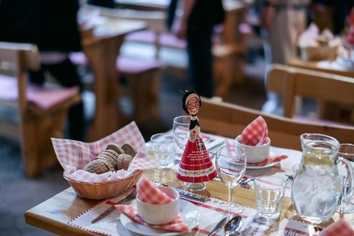 un tavolo sormontato da piatti di cibo e bicchieri di vino