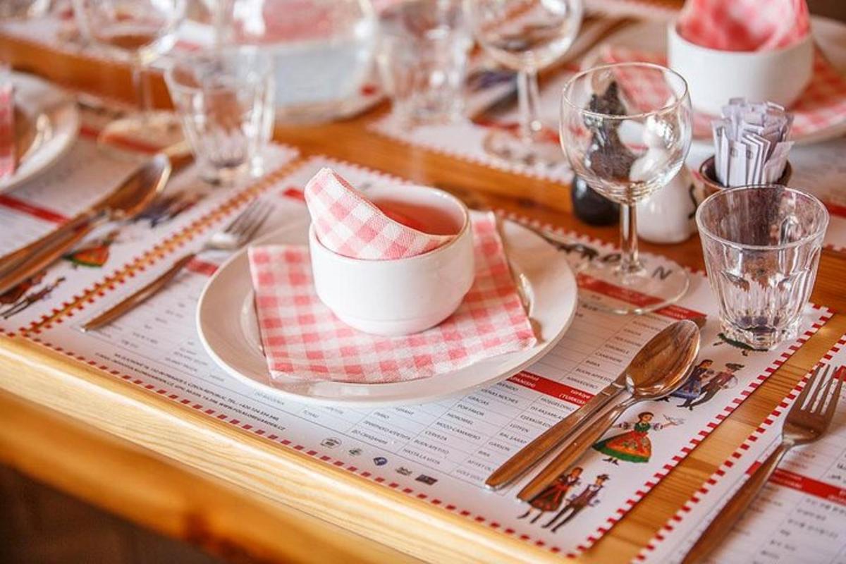 un tavolo con un piatto con una tazza di caffè sopra