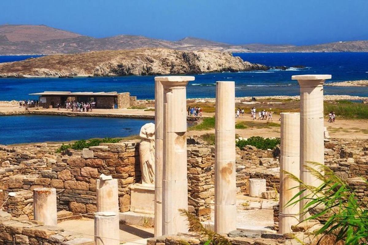 un gruppo di colonne di fronte a uno specchio d'acqua