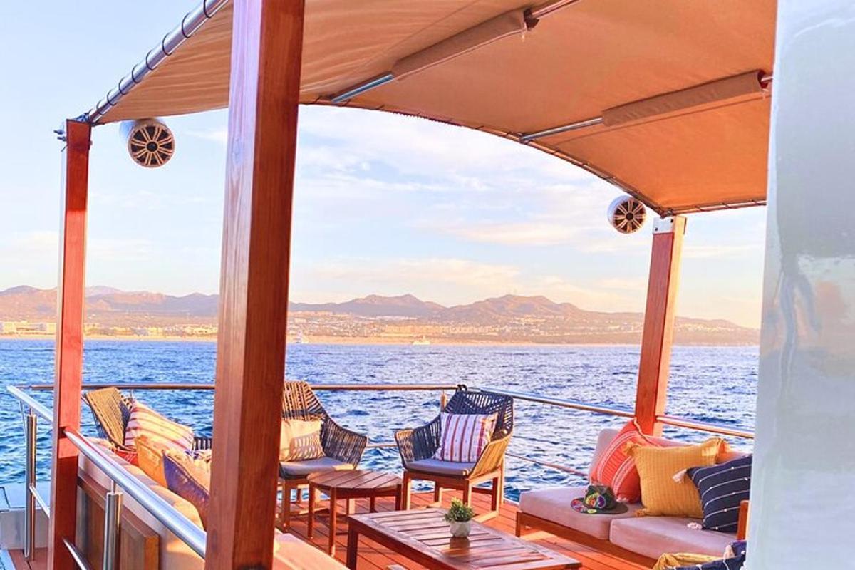 un bateau avec des chaises et une table sur l'eau