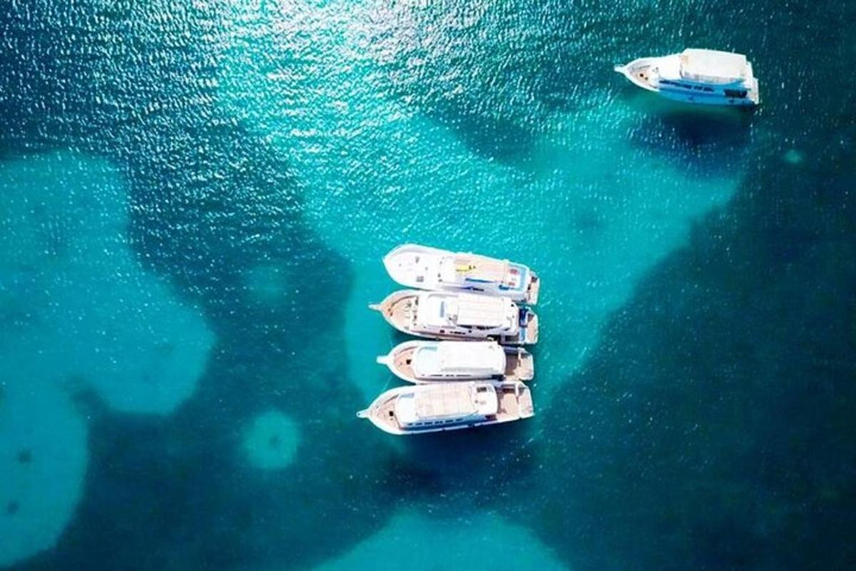 una vista aerea di una barca in acqua