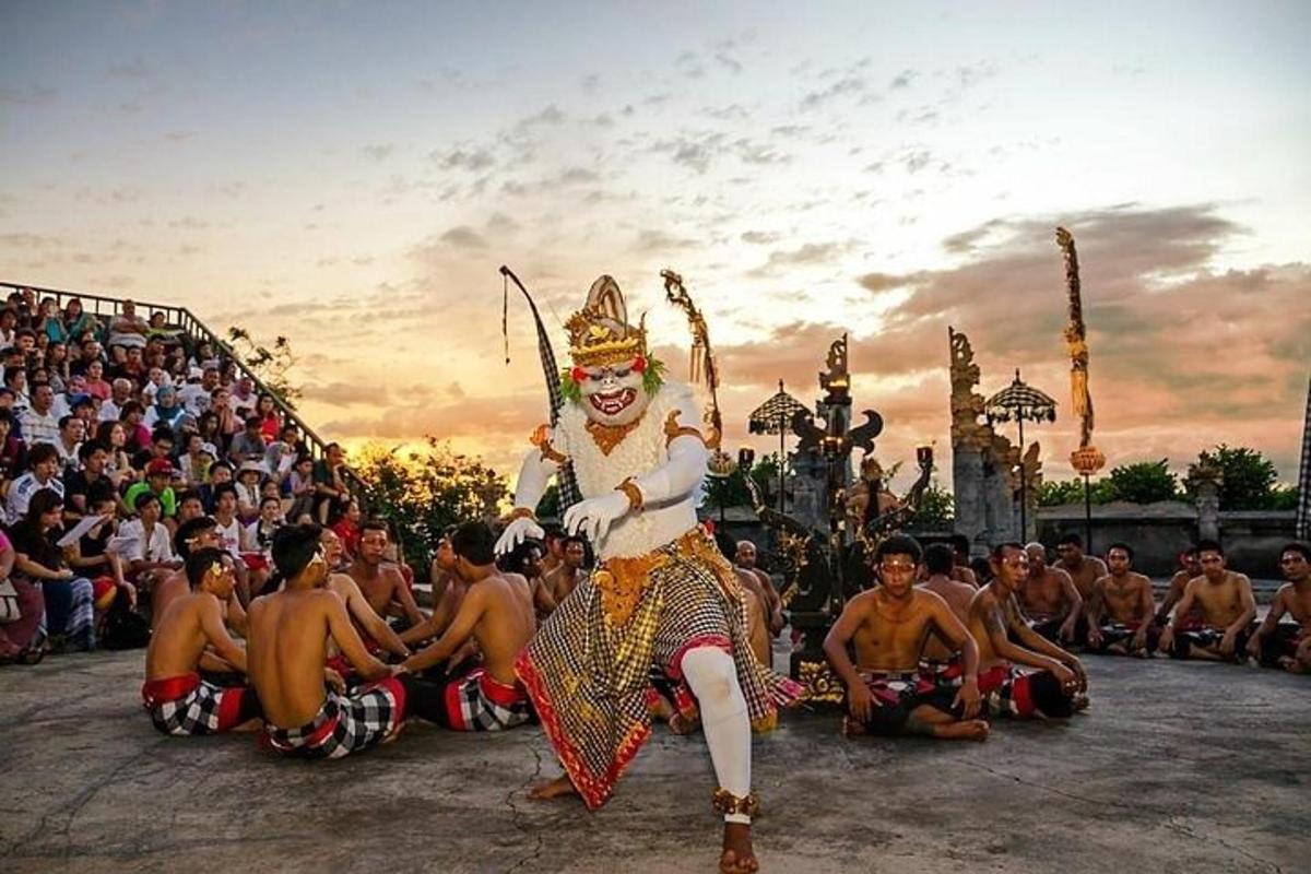 um homem mascarado dança na frente de uma multidão