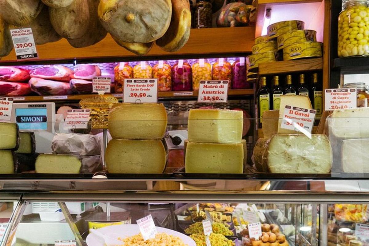 Una tienda de comestibles llena de muchos tipos diferentes de queso
