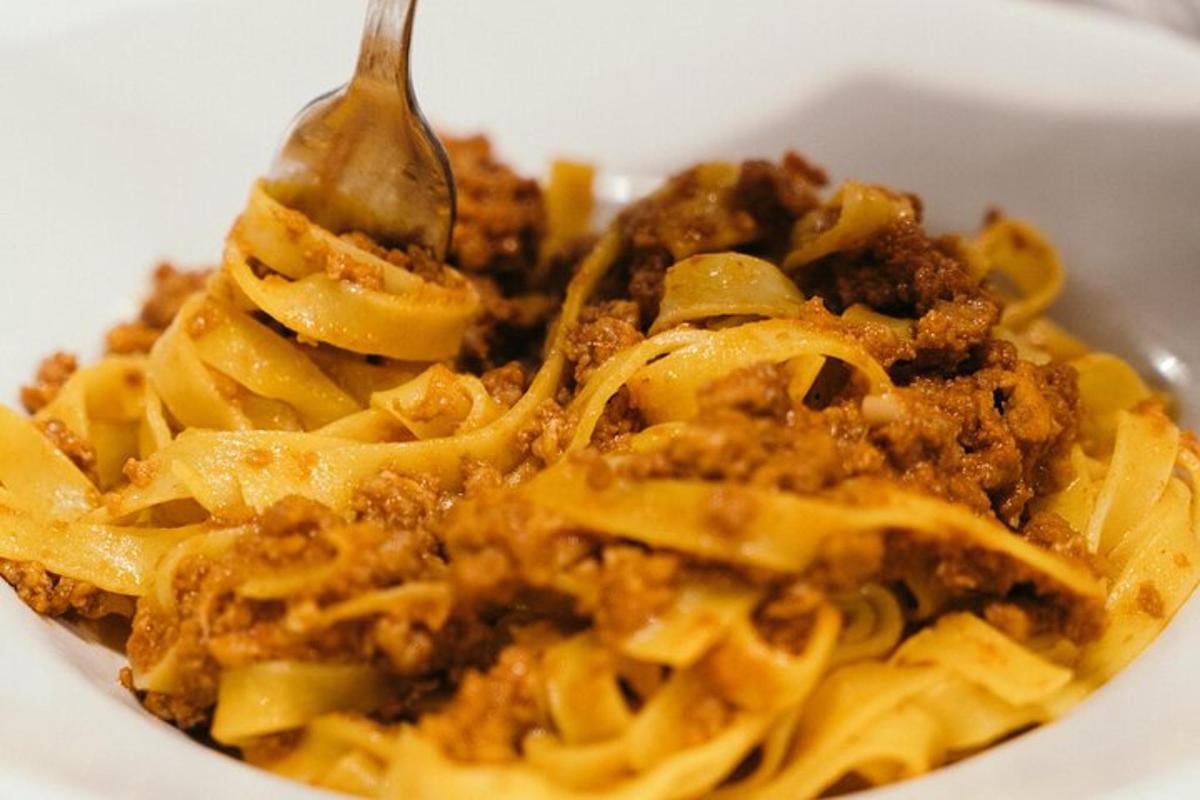 Un tazón de pasta con un tenedor dentro