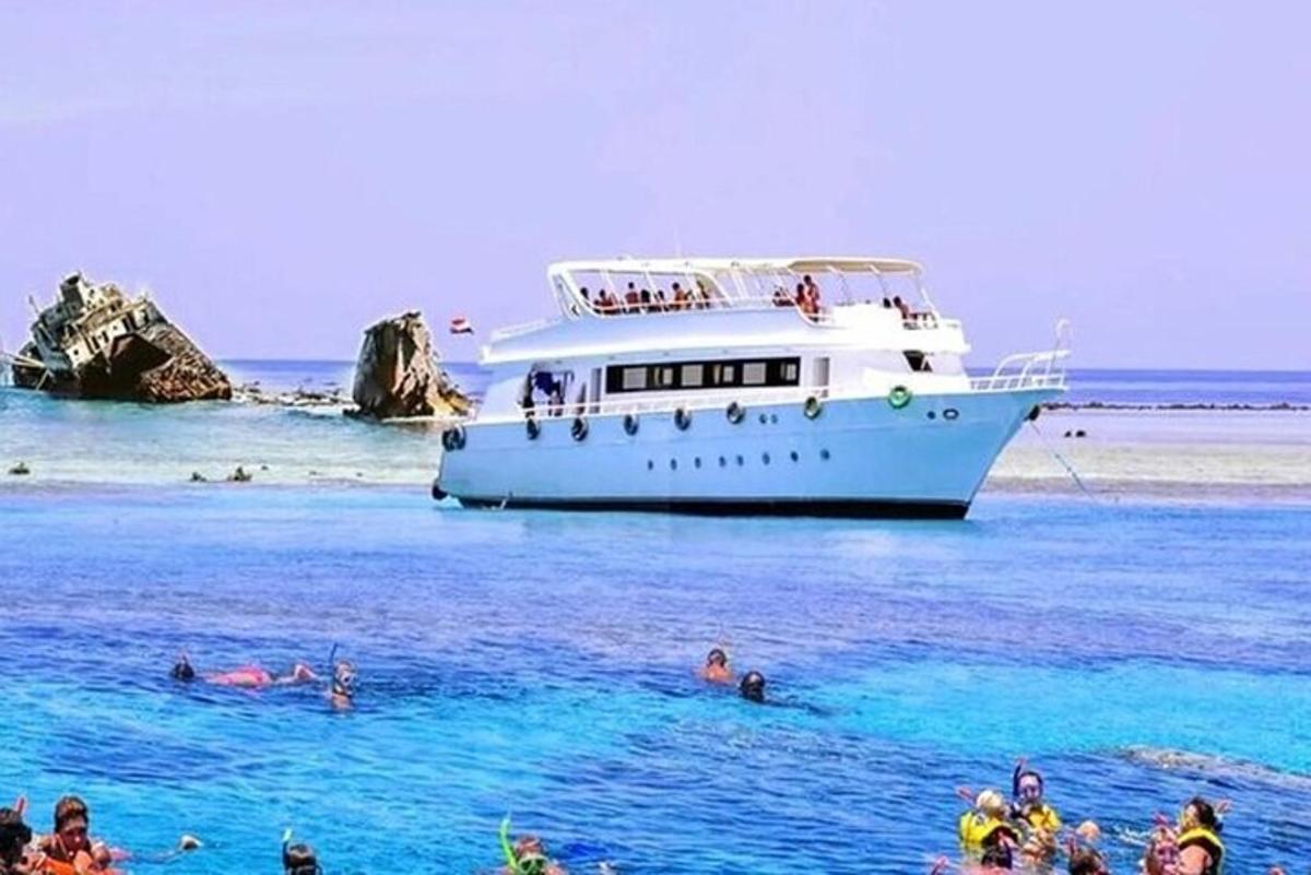 Un crucero en el océano con gente en el agua.