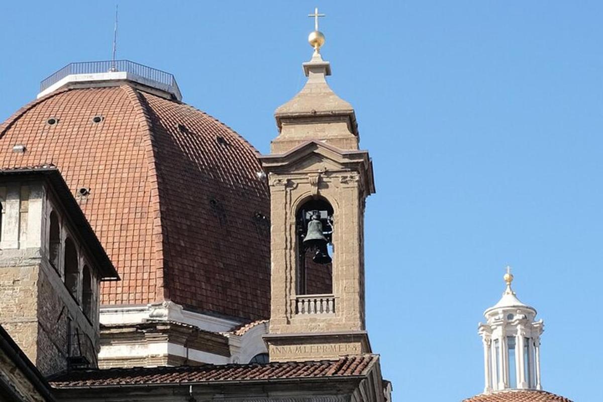 una torre dell'orologio in cima a un edificio