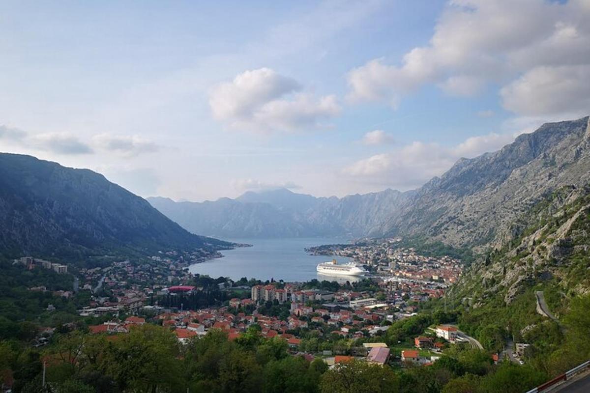 kilátás egy városra és egy tóra a hegyekben