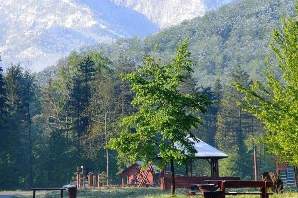 um parque com um mirante em frente a uma montanha