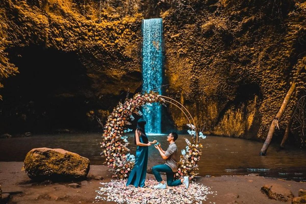 Maður og kona standa undir brúðkaupsboga
