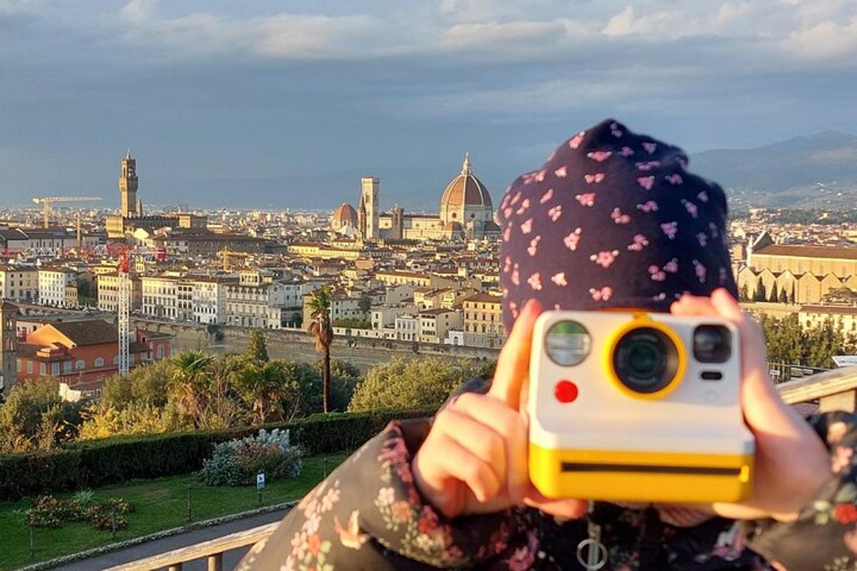 eine Person, die mit einer Kamera ein Foto von einer Stadt macht