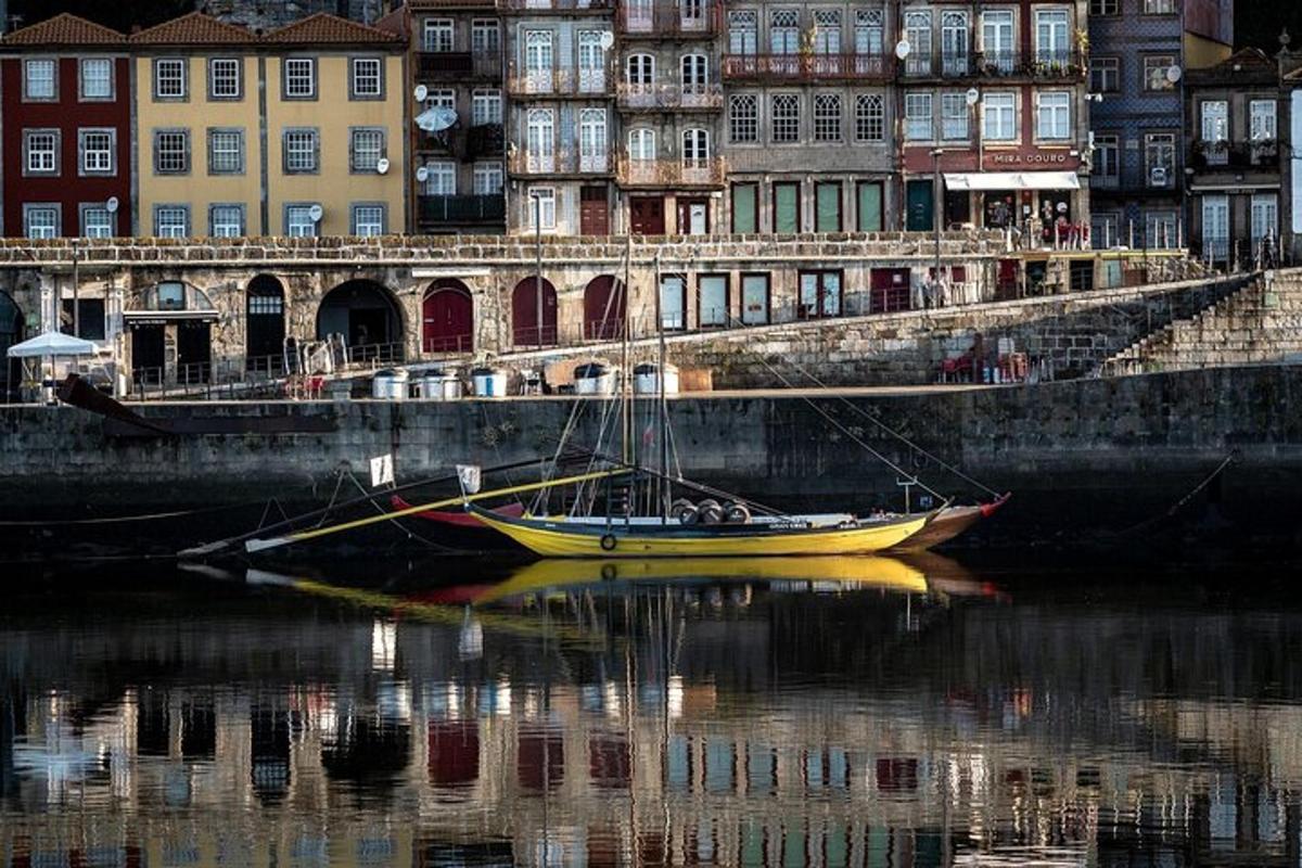 un vaixell groc a l'aigua al costat d'edificis