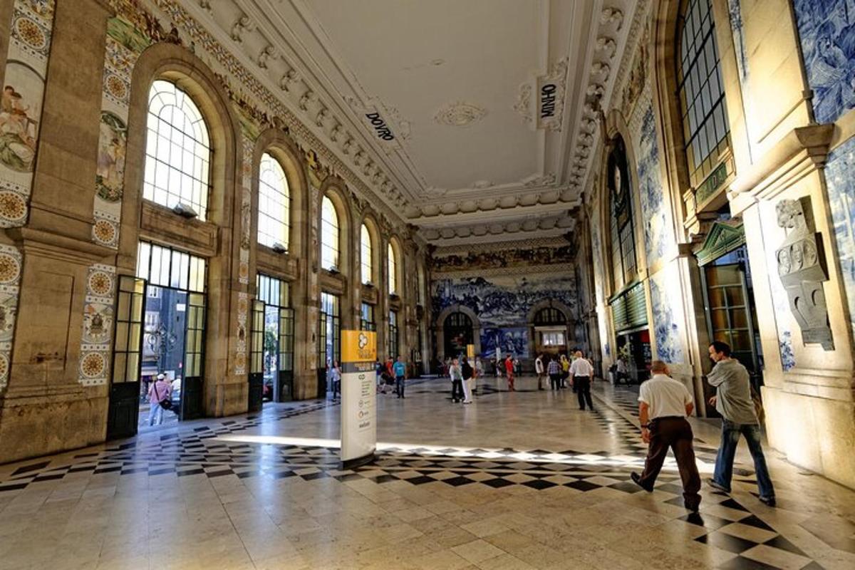 un grup de persones caminant per un gran edifici