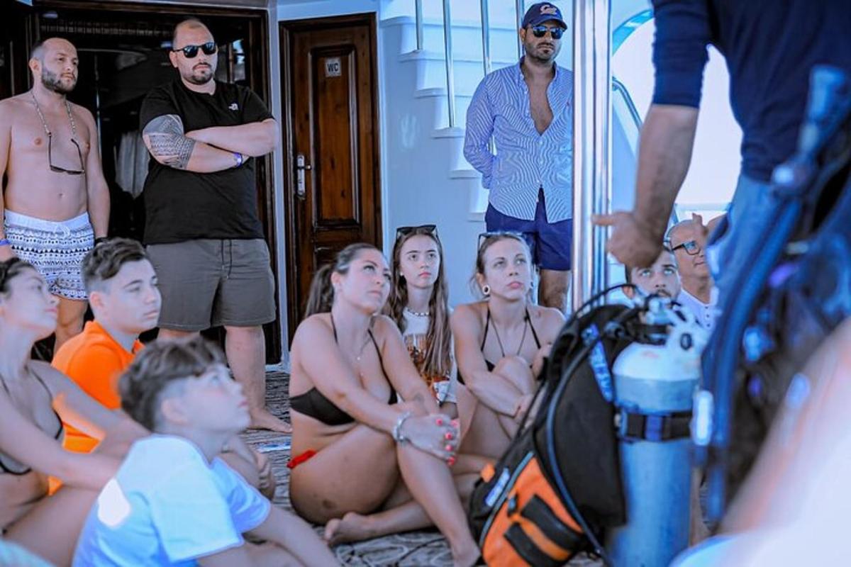 un gruppo di persone sedute sul pavimento in una stanza