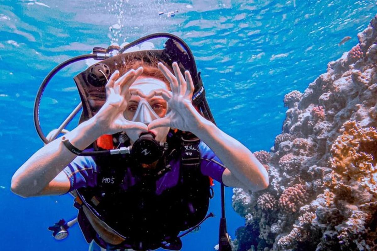 una persona che forma un cuore con le mani