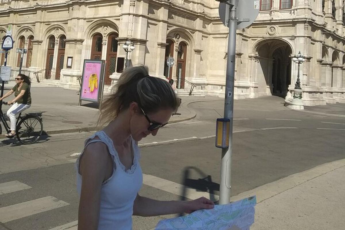 žena stojí vedľa pouličnej tabule