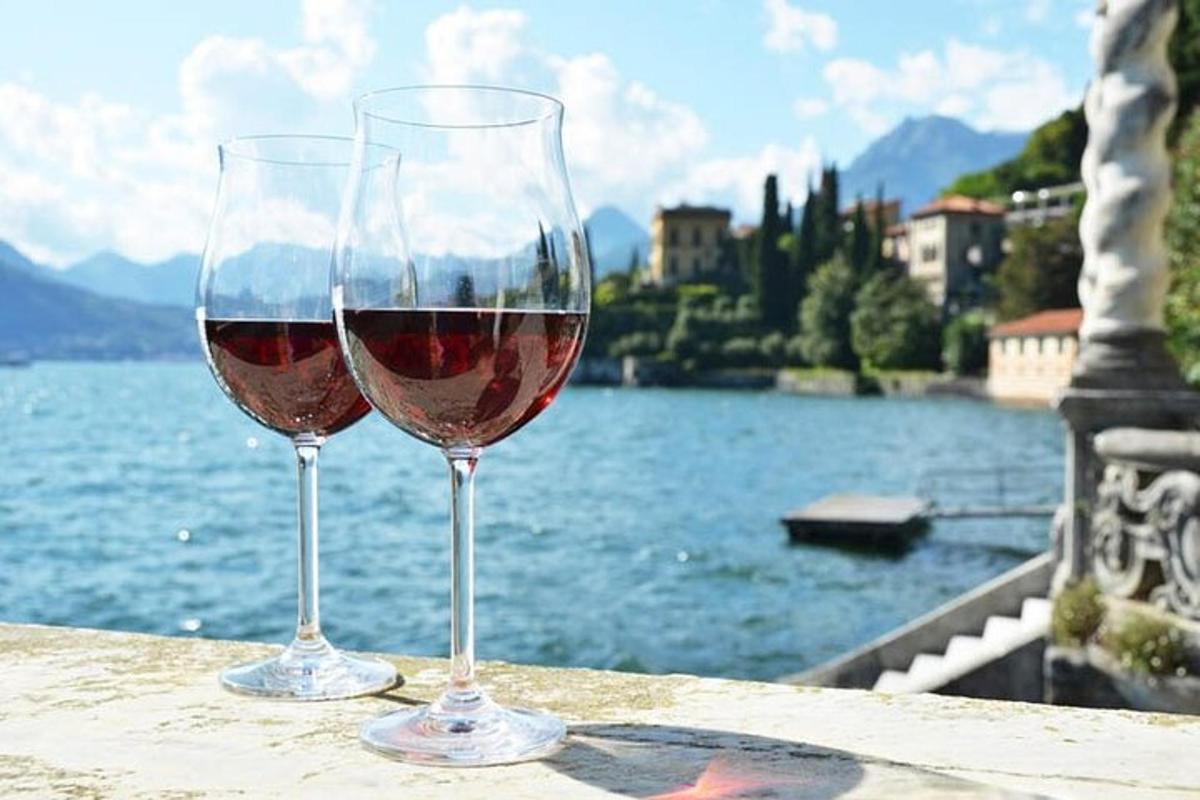zwei Gläser Wein auf einem Tisch neben einem See