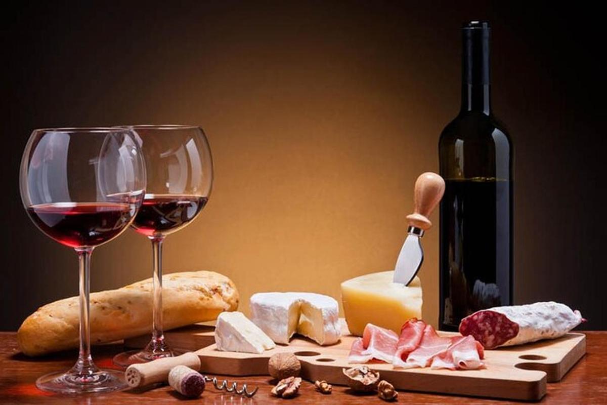 uma mesa com uma garrafa de vinho e duas taças de vinho
