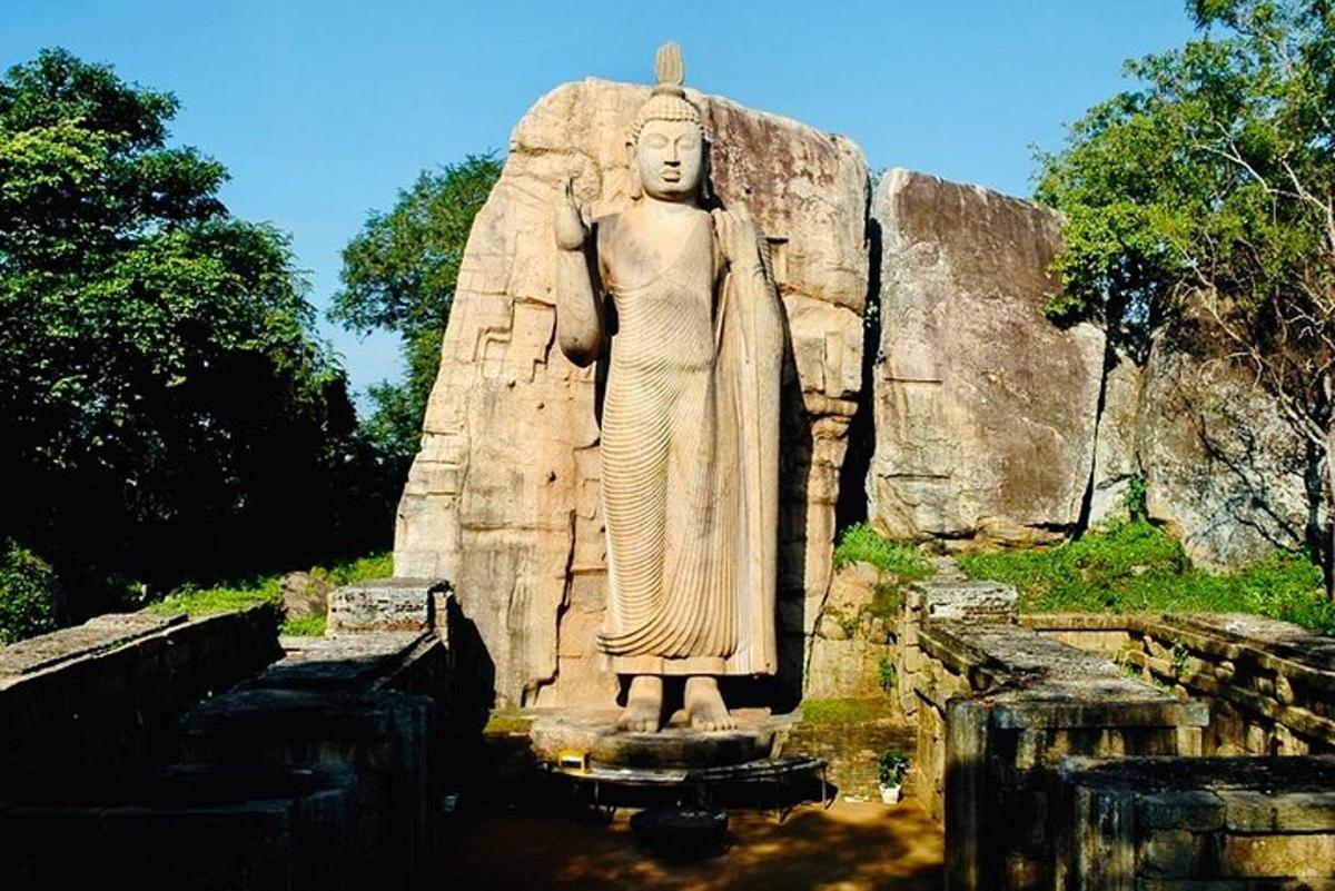 una statua di una donna in piedi su una roccia