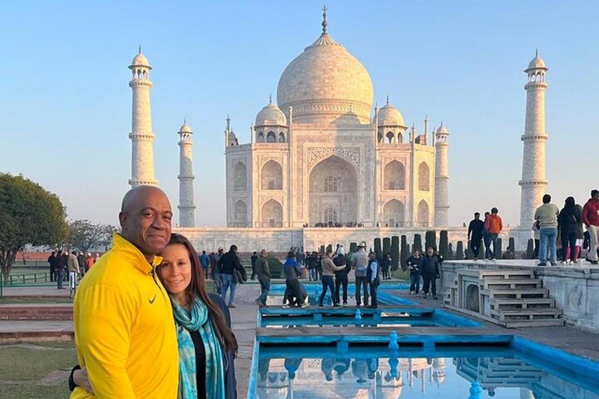 Egy férfi és egy nő áll a Taj Mahal előtt