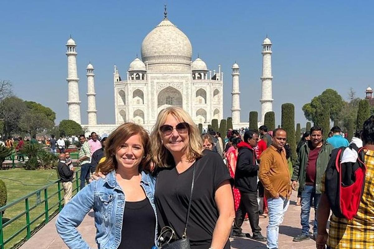 Két nő áll a Taj Mahabalipuram előtt