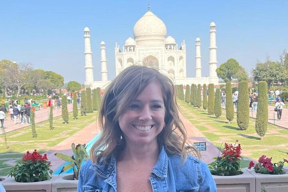 egy nő áll a Taj Mahal előtt