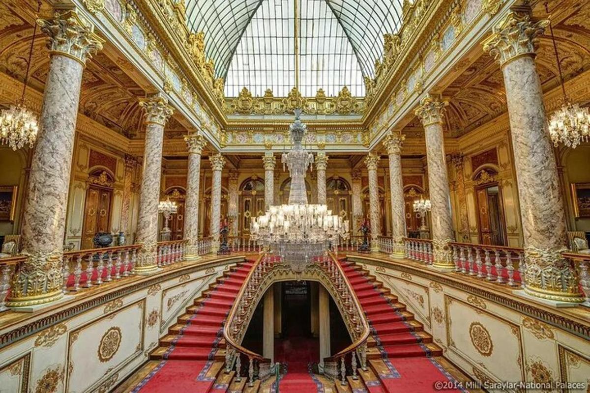 uma sala grande com uma escada em um prédio com um lustre