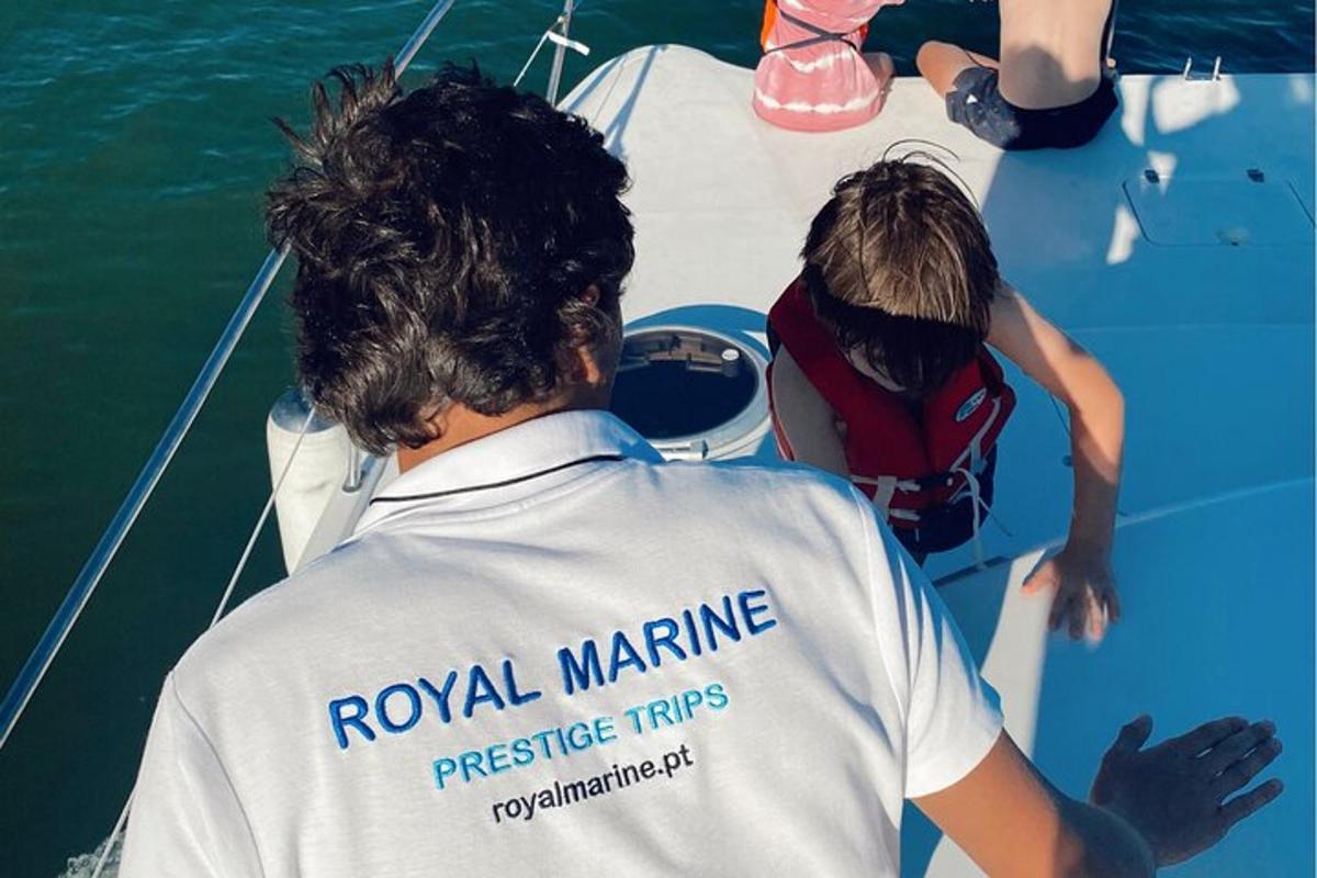 um homem em pé em um barco na água