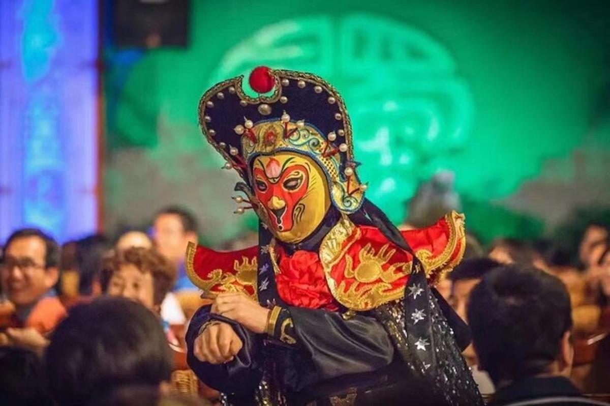 人群中戴着面具和服装的人