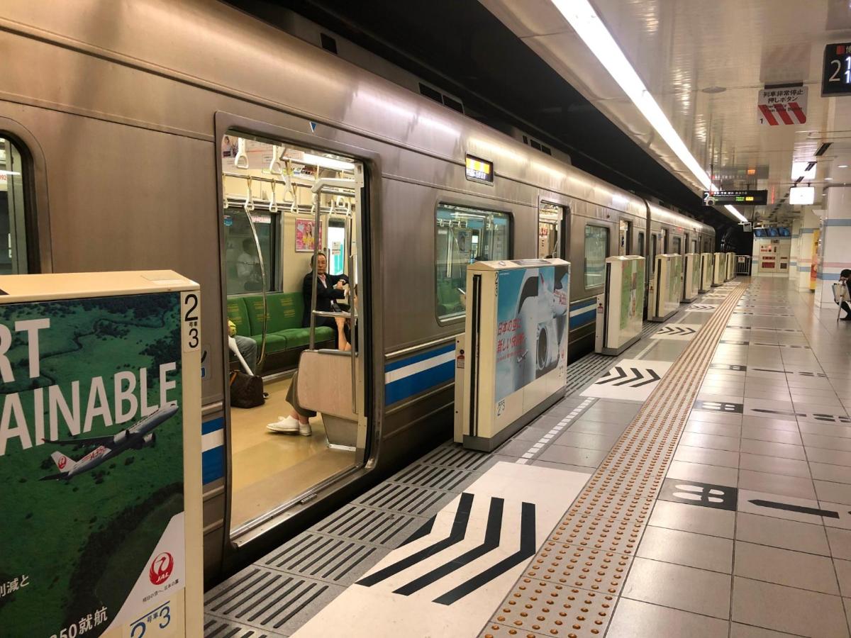 un tren de metrou cu ușile deschise într-o stație