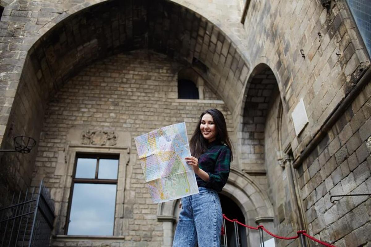 uma mulher segurando um mapa em frente a um prédio