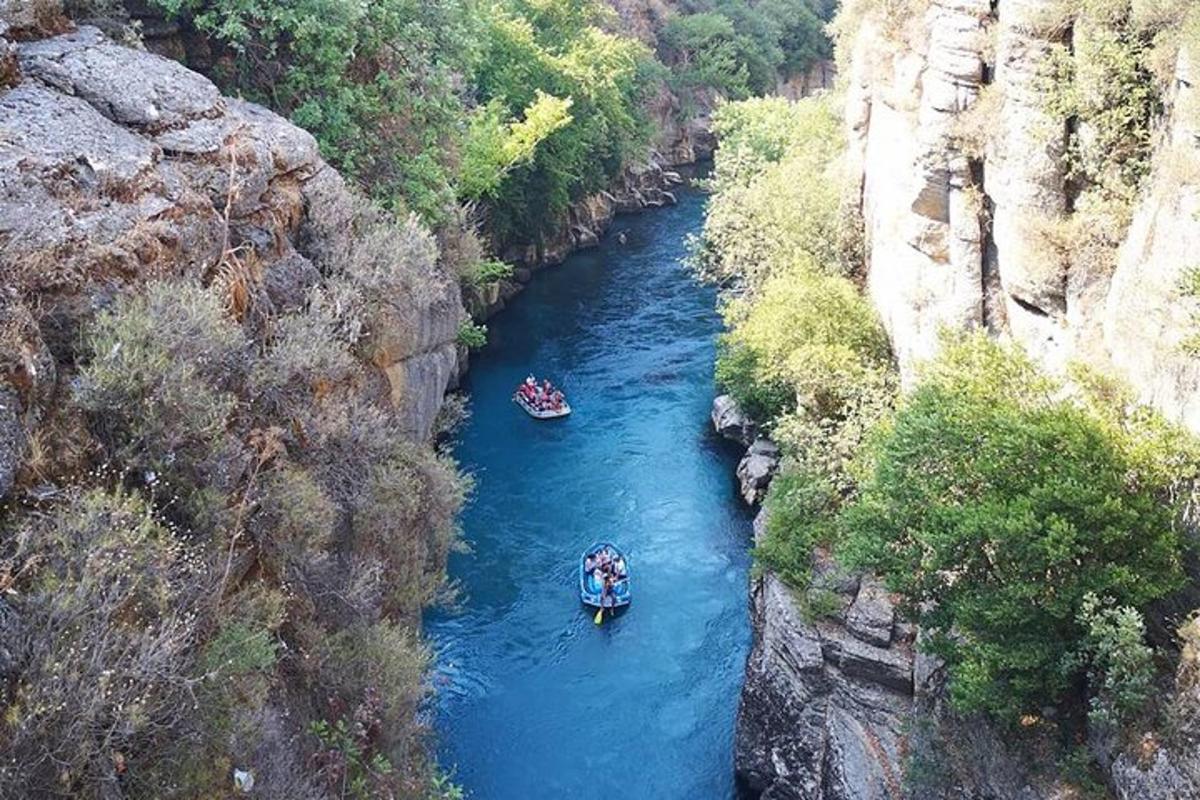 un gruppo di persone in barche in un fiume
