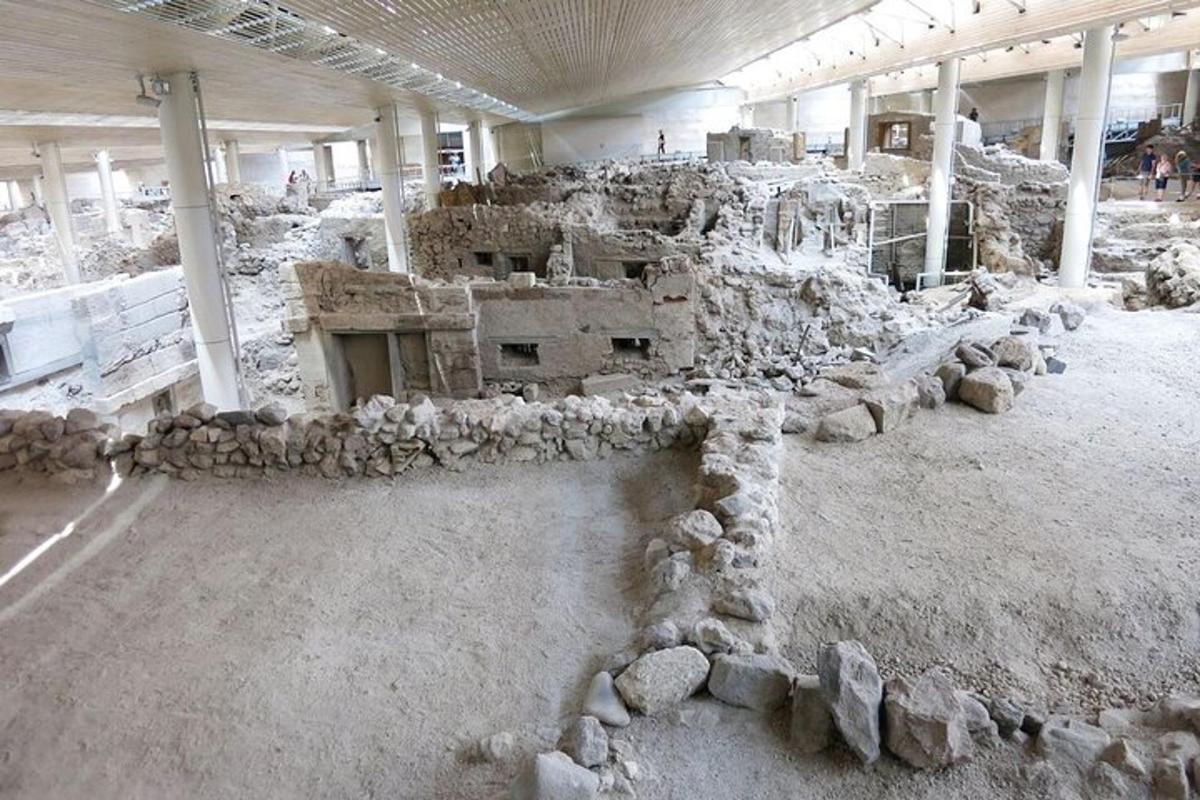 una grande stanza con un grande mucchio di rocce