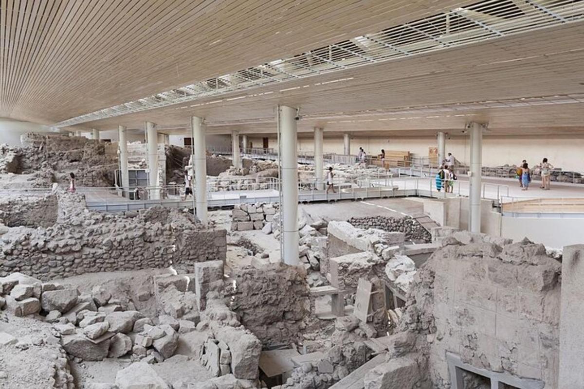 una grande stanza con rovine in un museo con persone