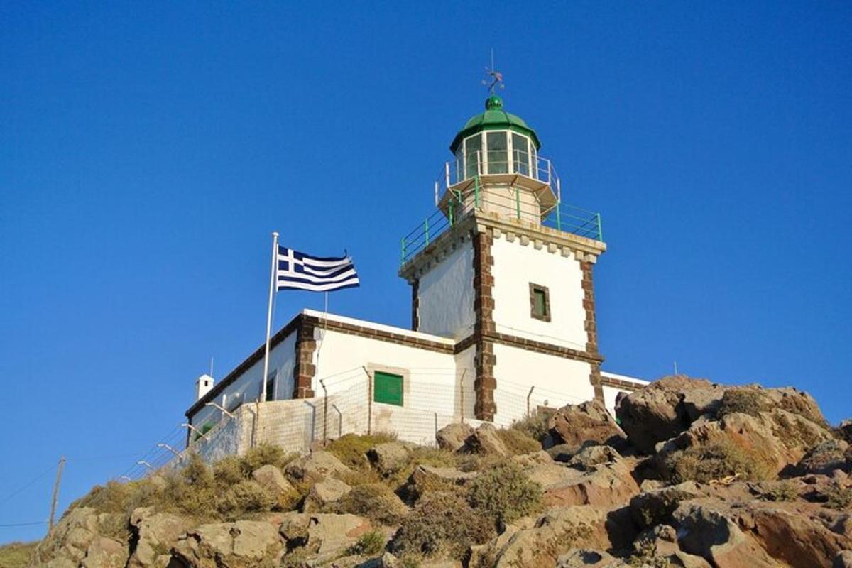 un faro in cima a una montagna con una bandiera americana