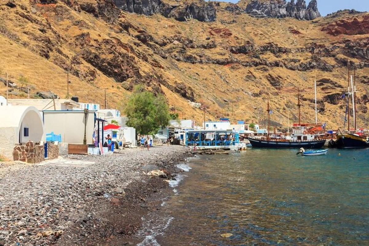 un gruppo di barche parcheggiate sulla riva di uno specchio d'acqua