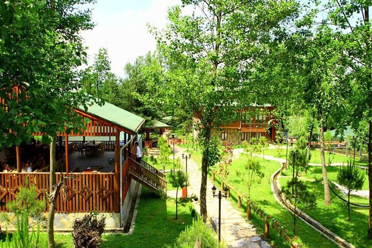 vaade pargile koos hoone ja puudega