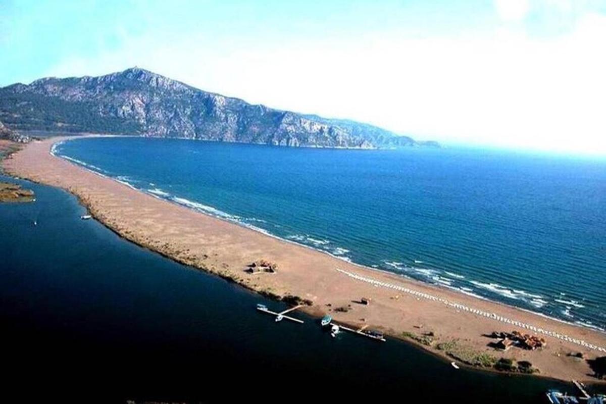 egy légi felvétel egy óceánparti strandról