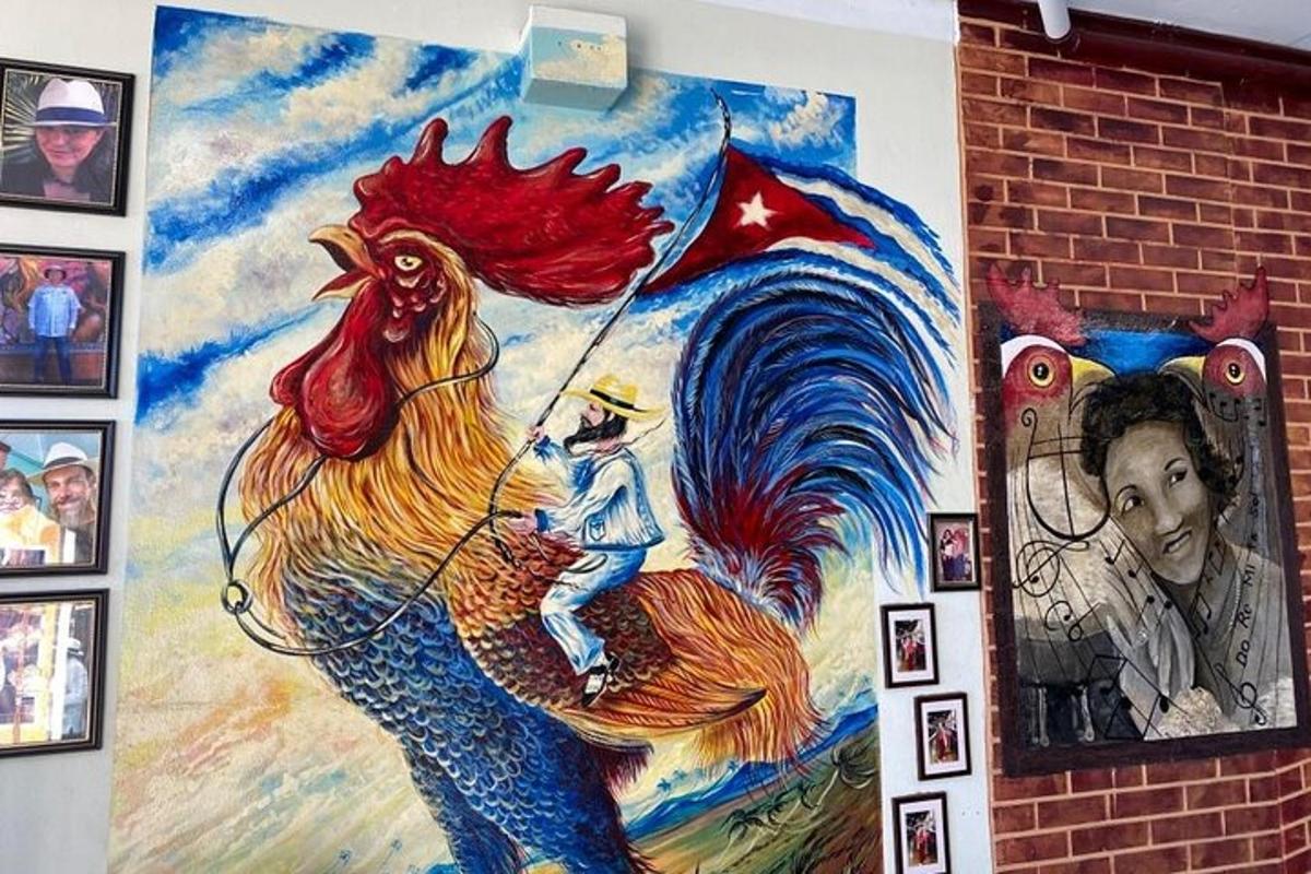 un mural d'una pintura d'un gall amb un home a sobre
