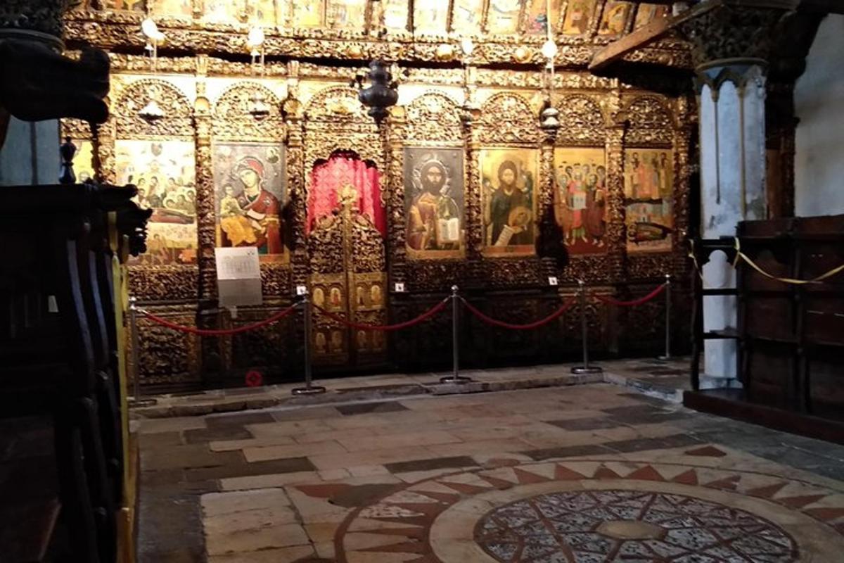 μια Αγία Τράπεζα σε μια εκκλησία με αγιογραφίες στον τοίχο
