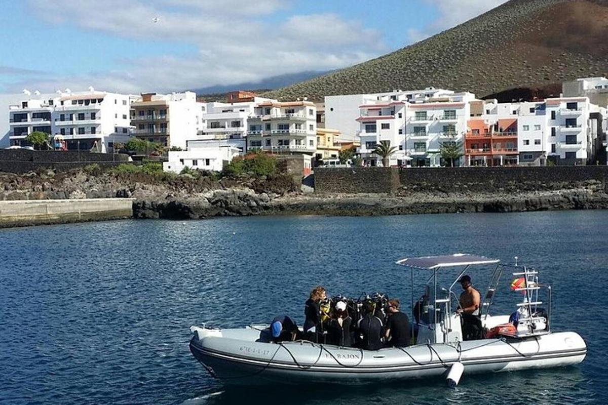 un groupe de personnes sur un bateau dans l'eau