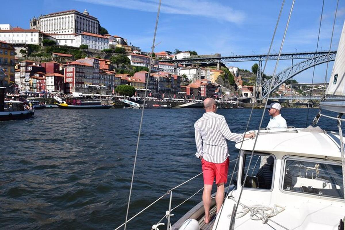 twee mannen staan op een boot in het water