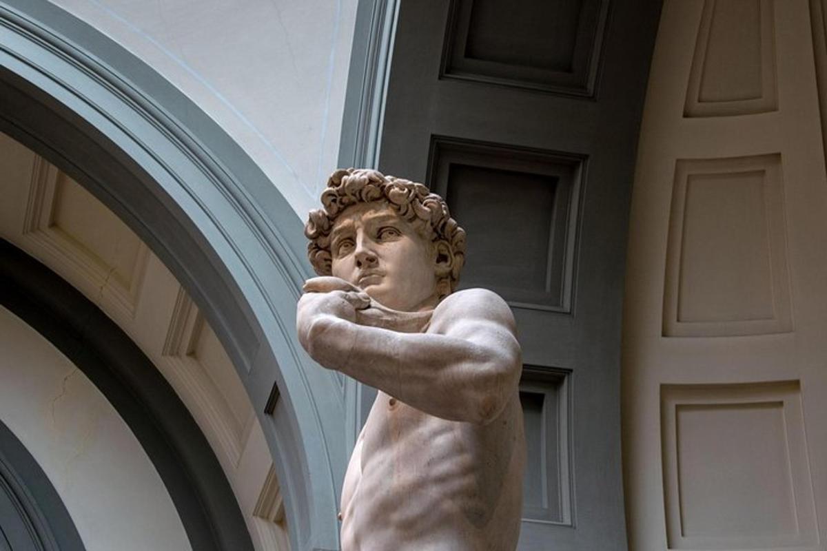 una statua di una donna in piedi davanti a un edificio